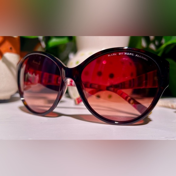 Marc Jacobs Accessories - CUTE Round Marc Jacobs Sunglasses